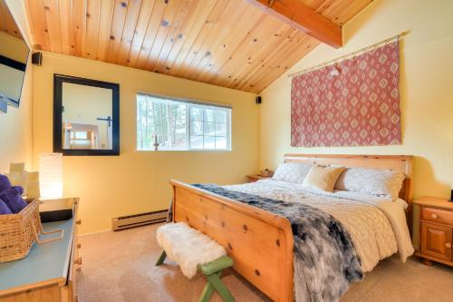 Un dormitorio con una cama y un techo de madera. en Cozy Groveland Chalet Near Yosemite!, en Groveland