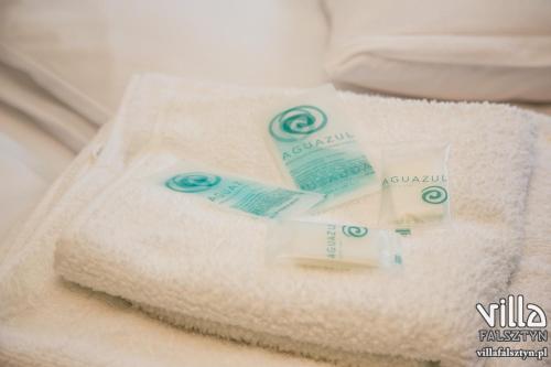 a close up of two toothbrushes on a towel at Villa Falsztyn Holiday Home in Falsztyn