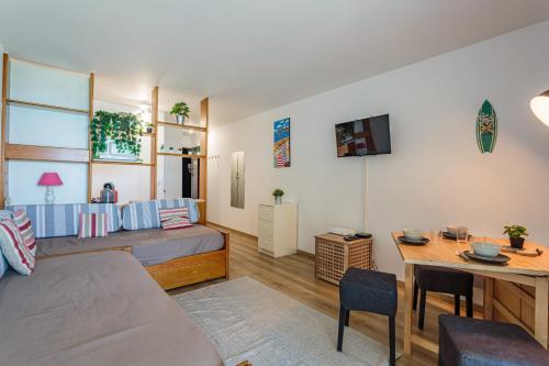 une chambre avec un lit, un bureau et une table dans l'établissement Studio Océan vue mer - Welkeys, à Biarritz