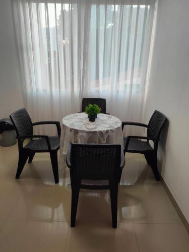 a dining room table with chairs and a vase on it at Apartamento en el Centro in Santa Cruz de la Sierra