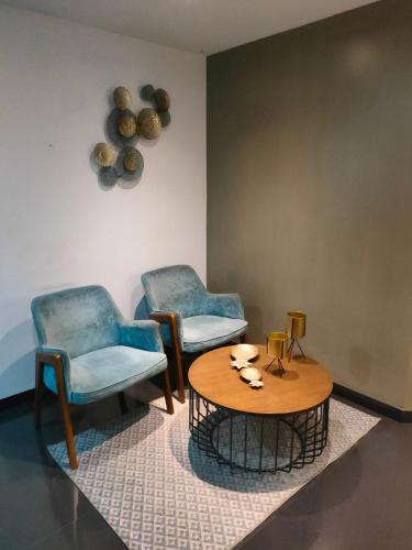 two chairs and a coffee table in a room at Apartamento en el Centro in Santa Cruz de la Sierra