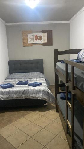 a bedroom with a bed and a bunk bed gmaxwell gmaxwell gmaxwell gmaxwell gmaxwell at Hostel Anprado 2 kit café incluso, Próx-Aeroporto de Guarulhos in Guarulhos