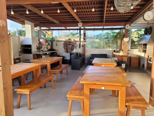 フロリアノポリスにあるDona Floripaの木製テーブルとベンチ付きのレストラン1室