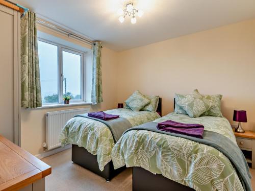 En eller flere senge i et værelse på 2 Bed in Cinderford 94754