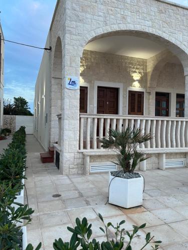 トッレ・カンネにあるLmholiday SEAVIEW apartmentの中庭に鉢植えの建物
