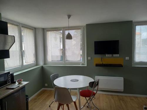 Μια τηλεόραση ή/και κέντρο ψυχαγωγίας στο Joli studio à 5mn du centre-ville avec parking privé