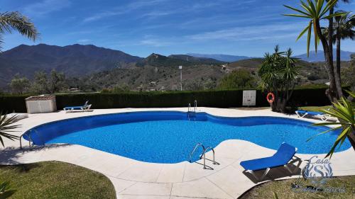 una piscina in un cortile con montagne sullo sfondo di Casa Sans Soucis Alhaurin Golf a Málaga