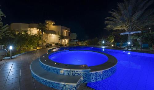 Bazén v ubytovaní Villa Elina Luxury Residence alebo v jeho blízkosti