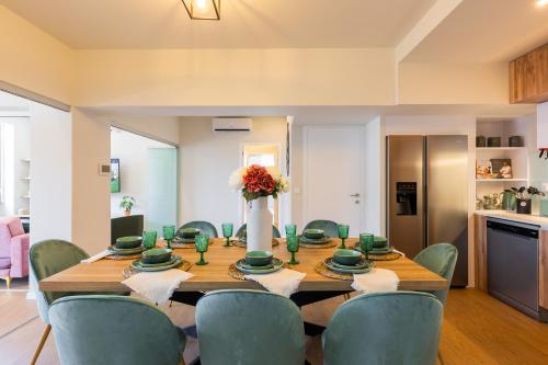 a dining room with a long table and chairs at BESTVILLAS Plaza in Braga