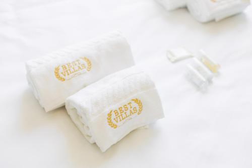 zwei Rollen Toilettenpapier auf weißem Hintergrund in der Unterkunft BESTVILLAS Plaza in Braga