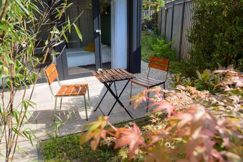 two chairs and a table in a garden at Eco lodge Utrecht Leidsche Rijn in Utrecht
