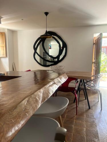 - une salle à manger avec une table en bois et un miroir dans l'établissement magnifique villa à Précojo, à Porto-Vecchio