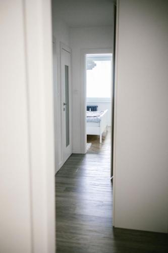 an empty room with a hallway leading to a bedroom at Elegantný byt v srdci Košíc in Košice