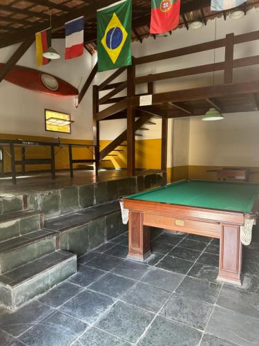 Biliár nebo kulečník v ubytování Casa praia dos anjos com piscina