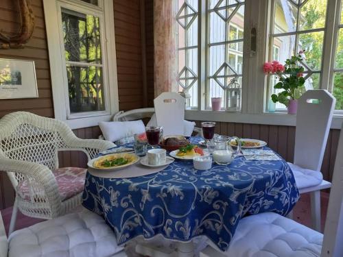 a blue and white table with plates of food on it at Bobackan pihatorpan aitat in Hämeenlinna