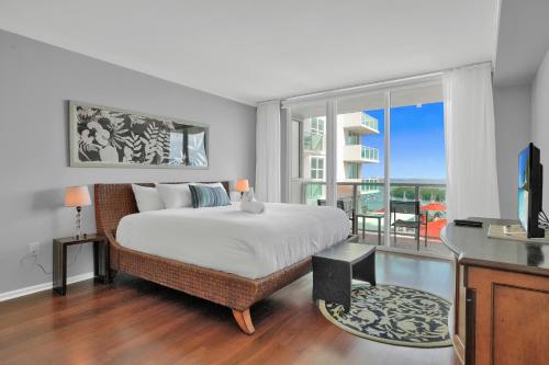 Un dormitorio con una cama grande y un balcón. en Tropical Paradise Spacious 3 bedroom, en Miami