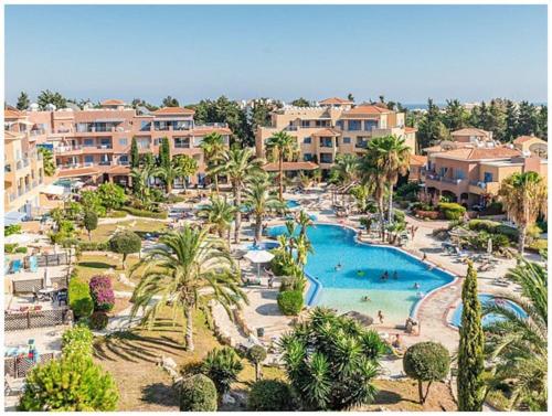 une vue aérienne d'un complexe hôtelier avec piscine dans l'établissement 201 Apartment-A perfect escape, à Paphos