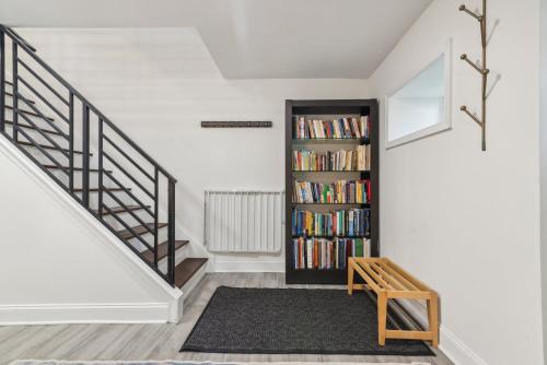 una escalera con una estantería llena de libros en Family Friendly in the Heart of Mt Airy, en Filadelfia