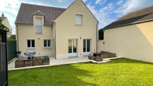 a house with a lawn in front of it at Chambre Songe dans maison au calme in Compiègne