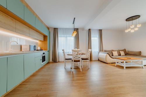 a kitchen and living room with a table and chairs at Villa Russo in Râşnov