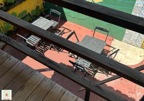 widok na krzesła i stoły na pokładzie w obiekcie Belem Hostel w mieście Belém