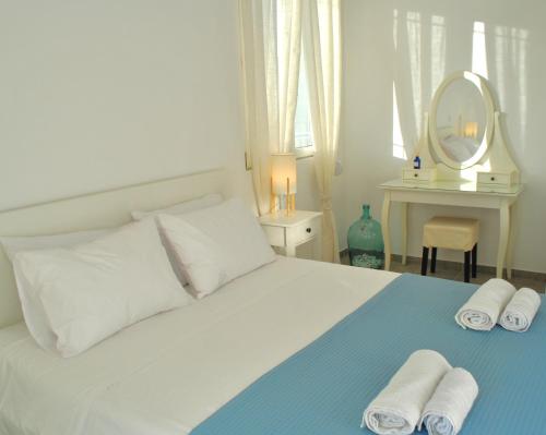 Кровать или кровати в номере Alexandra's Sea Front Villa