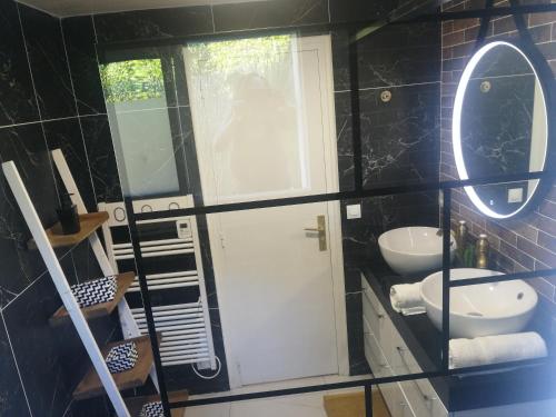 La salle de bains est pourvue d'une porte blanche et d'un miroir. dans l'établissement Appartement de 85 m2 au cœur de Carnac plage, à Carnac