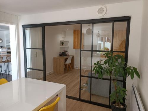 un salon avec une grande paroi en verre dans l'établissement Appartement de 85 m2 au cœur de Carnac plage, à Carnac