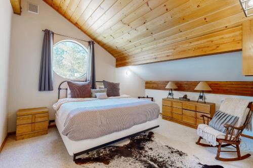 Postel nebo postele na pokoji v ubytování Snowpeak Oasis