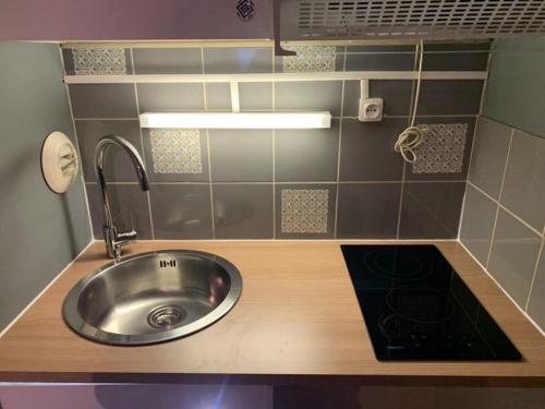 Il comprend une cuisine équipée d'un évier et d'une cuisinière. dans l'établissement Superbe T1 Bis proche du Centre Ville et Plage, à La Rochelle