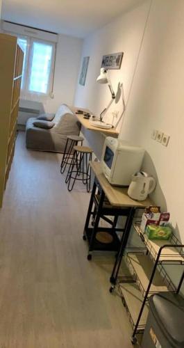 - un salon avec un bureau et un ordinateur portable dans l'établissement Superbe T1 Bis proche du Centre Ville et Plage, à La Rochelle