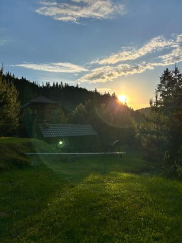 una vista de la puesta de sol desde el patio trasero de una casa en Respect en Mykulychyn