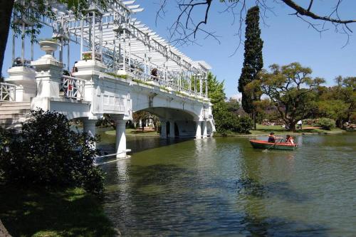 ブエノスアイレスにあるDepartamento en Palermo a metros Embajada Estados Unidosの橋下水上船