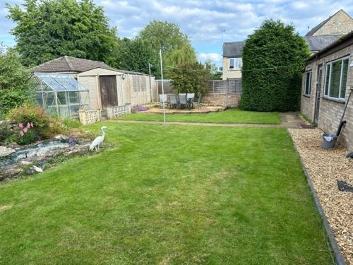 a yard with a white bird standing in the grass at Central home Kidlington in Kidlington