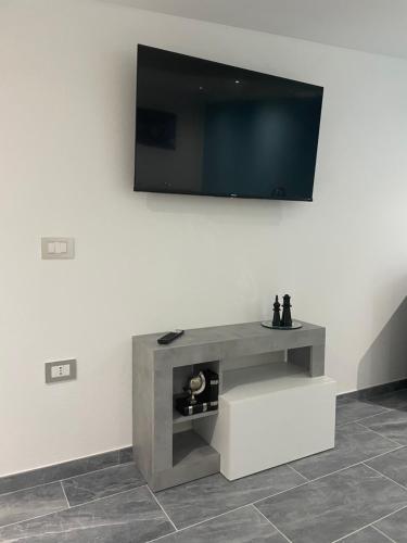 a flat screen tv on top of a white wall at La Maison del Mas Suite in Elmas