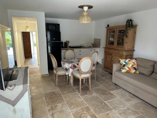 un salon avec une table, des chaises et un canapé dans l'établissement Appartement provençal, à Mirabel-aux-Baronnies