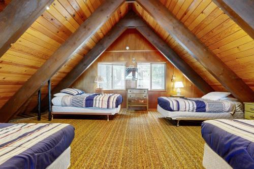 Postel nebo postele na pokoji v ubytování Donner Lakefront Retreat