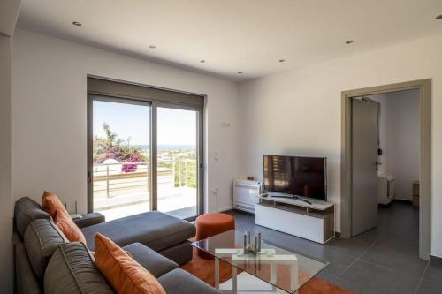 TV a/nebo společenská místnost v ubytování Kayzo Luxury Apartment With Pool