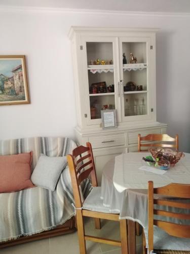 Ruang duduk di Nostalgia Apartment A in Sami 50 metres from the sea