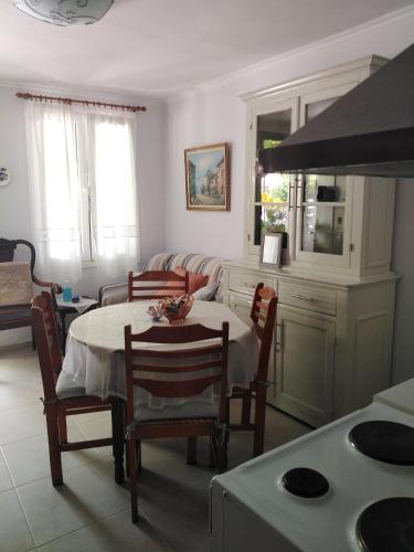 Dapur atau dapur kecil di Nostalgia Apartment A in Sami 50 metres from the sea