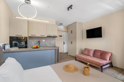 ein Wohnzimmer mit Sofa und eine Küche in der Unterkunft Golden View with Balcony in Ammoudara