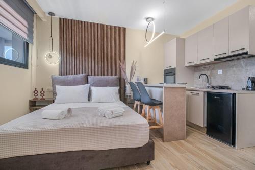 ein Schlafzimmer mit einem großen Bett und eine Küche in der Unterkunft Golden View with Balcony in Ammoudara