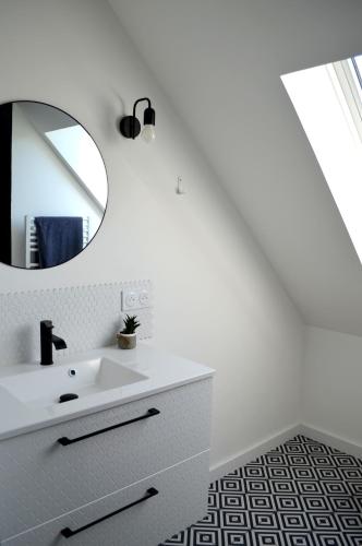 une salle de bain avec un lavabo et un miroir dans l'établissement Domaine de Kerhastel, à Plonéour-Lanvern