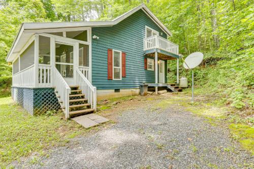 Φωτογραφία από το άλμπουμ του Secluded Cabin with Porch - 7 Miles to Lake Chatuge! σε Hayesville