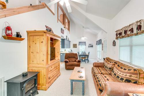 Φωτογραφία από το άλμπουμ του Secluded Cabin with Porch - 7 Miles to Lake Chatuge! σε Hayesville