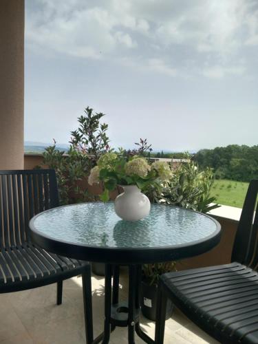 a table with a vase sitting on top of it at Haus Carla in Ulcinj