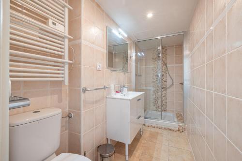 une salle de bain avec toilettes, lavabo et douche dans l'établissement FELIX FAURE - Charmant studio lumineux en centre-ville, à Menton