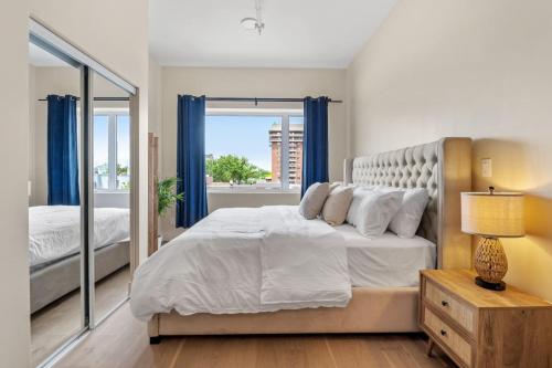 Postel nebo postele na pokoji v ubytování Luxe DownTown King Suite