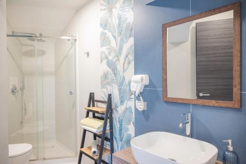 Un baño con un lavabo blanco y un espejo. en Case Vacanze Villa Patrizia, en Marinella di Selinunte
