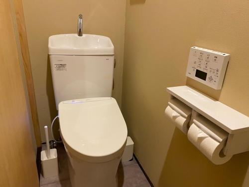 bagno con servizi igienici bianchi in camera di Kyoto - Hotel - Vacation STAY 84965v a Kyoto
